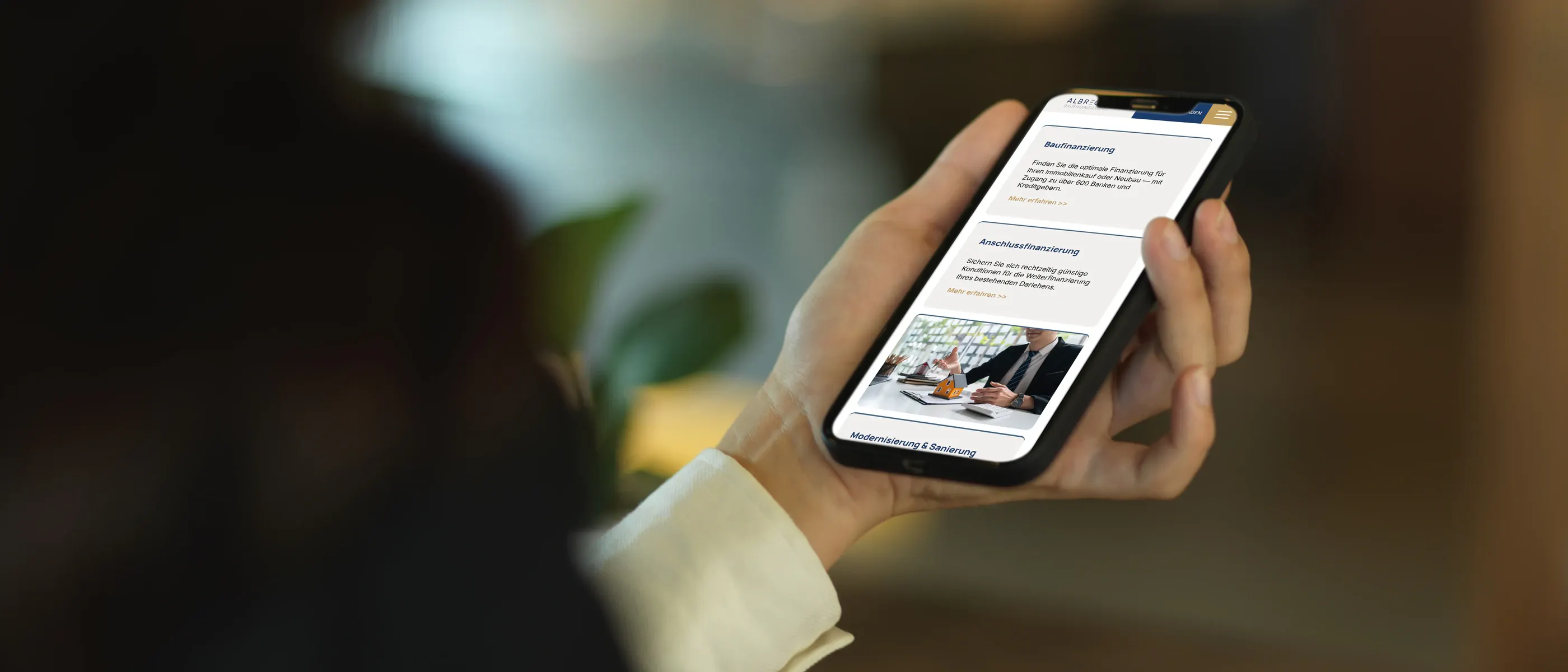 Smartphone mit den Leistungen von Albrecht Baufinanzierung