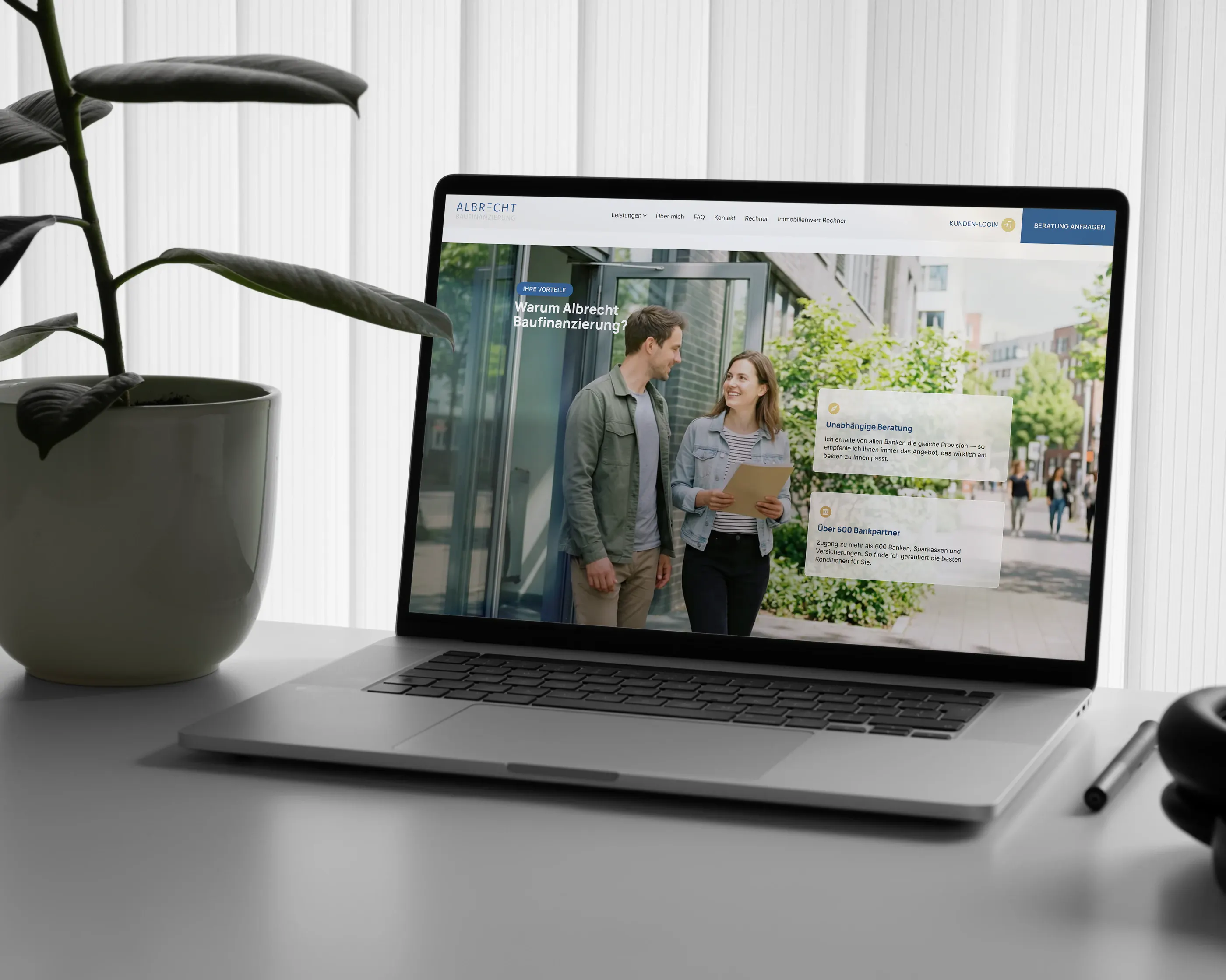 Laptop mit der Startseite von Albrecht Baufinanzierung