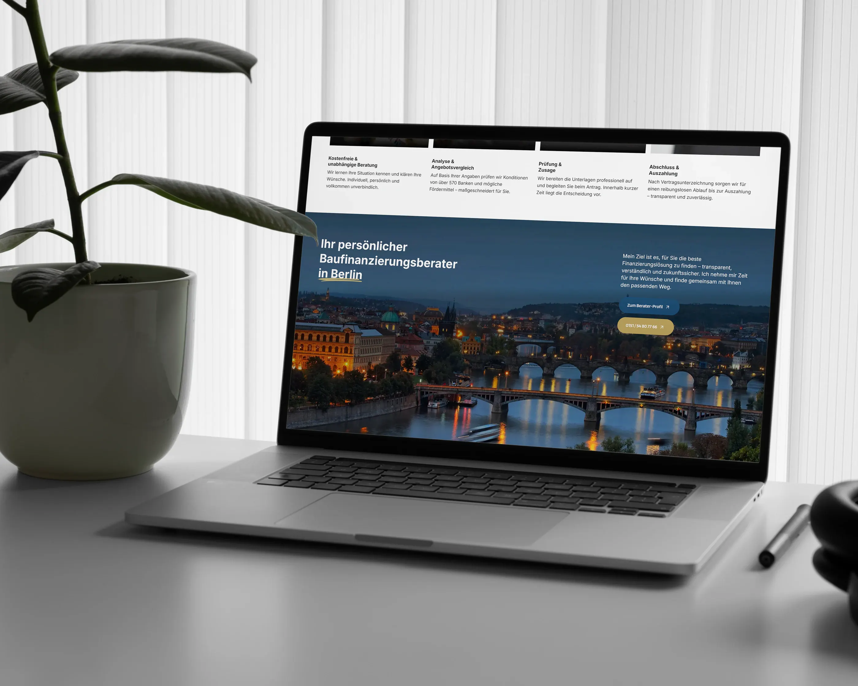 Laptop mit dem Abschnitt „Ihr persönlicher Baufinanzierungsberater in Berlin“ vor einem Abendpanorama