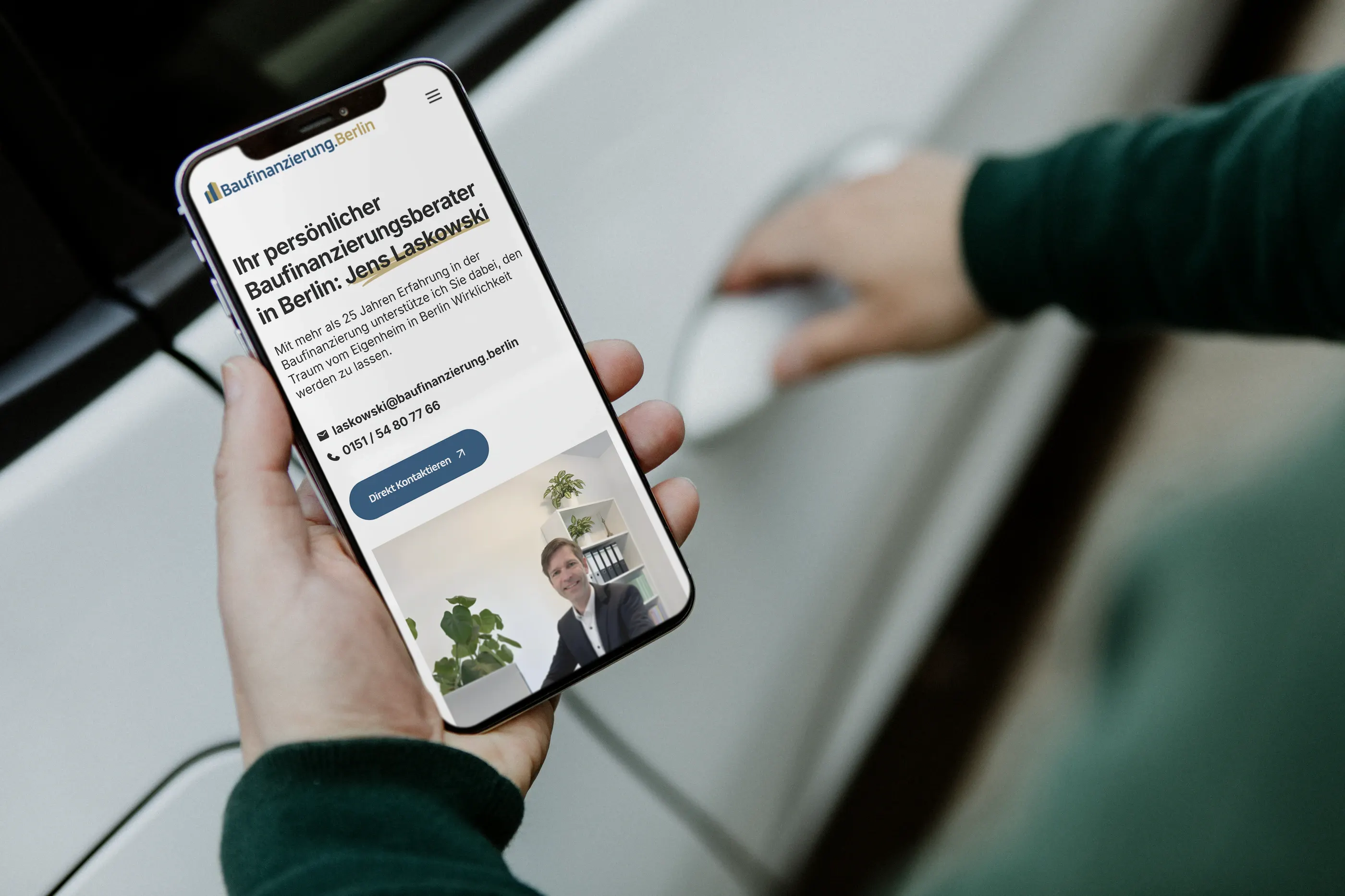 Smartphone mit dem Beraterprofil von Baufinanzierung.Berlin