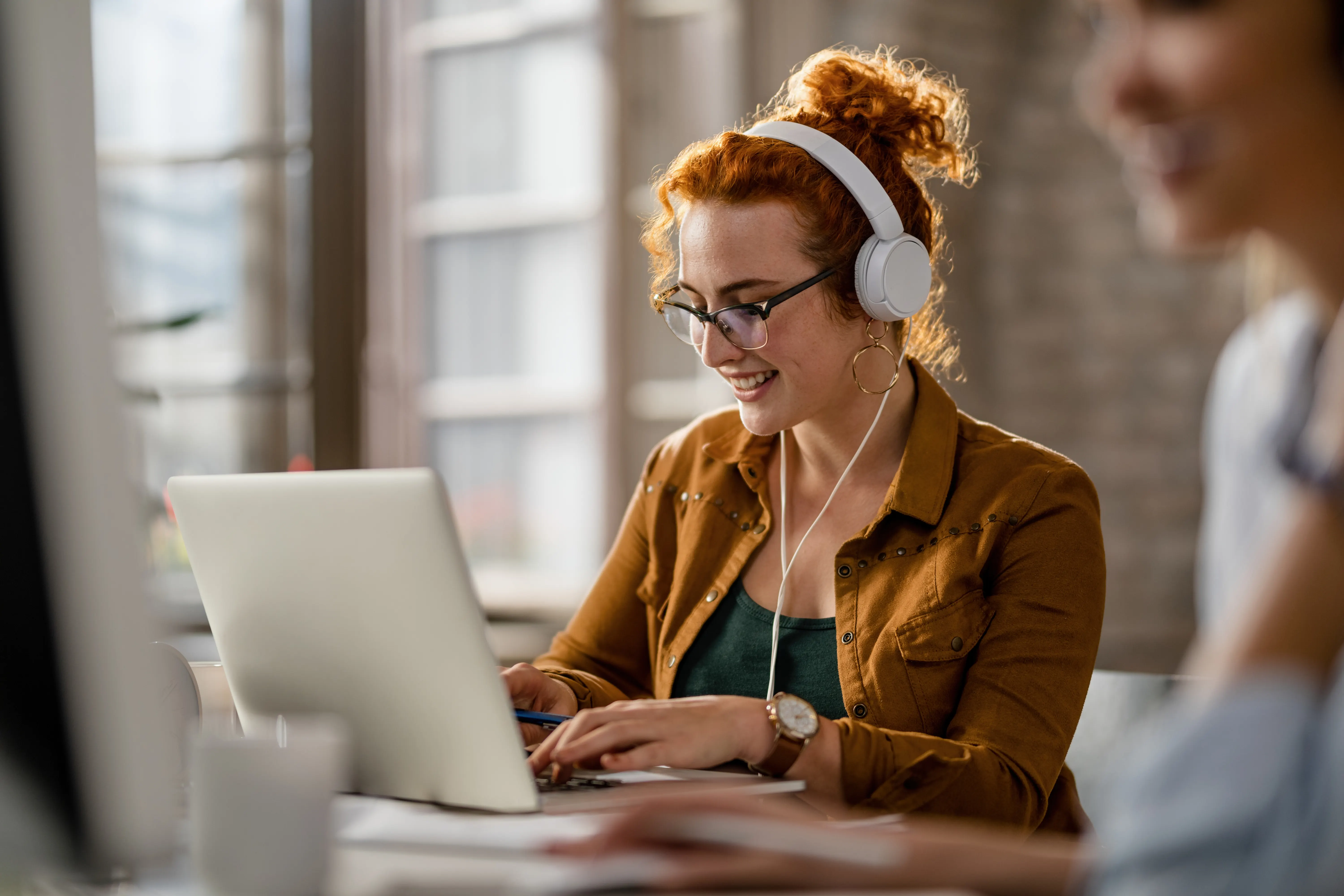 Entwicklerin arbeitet am Laptop