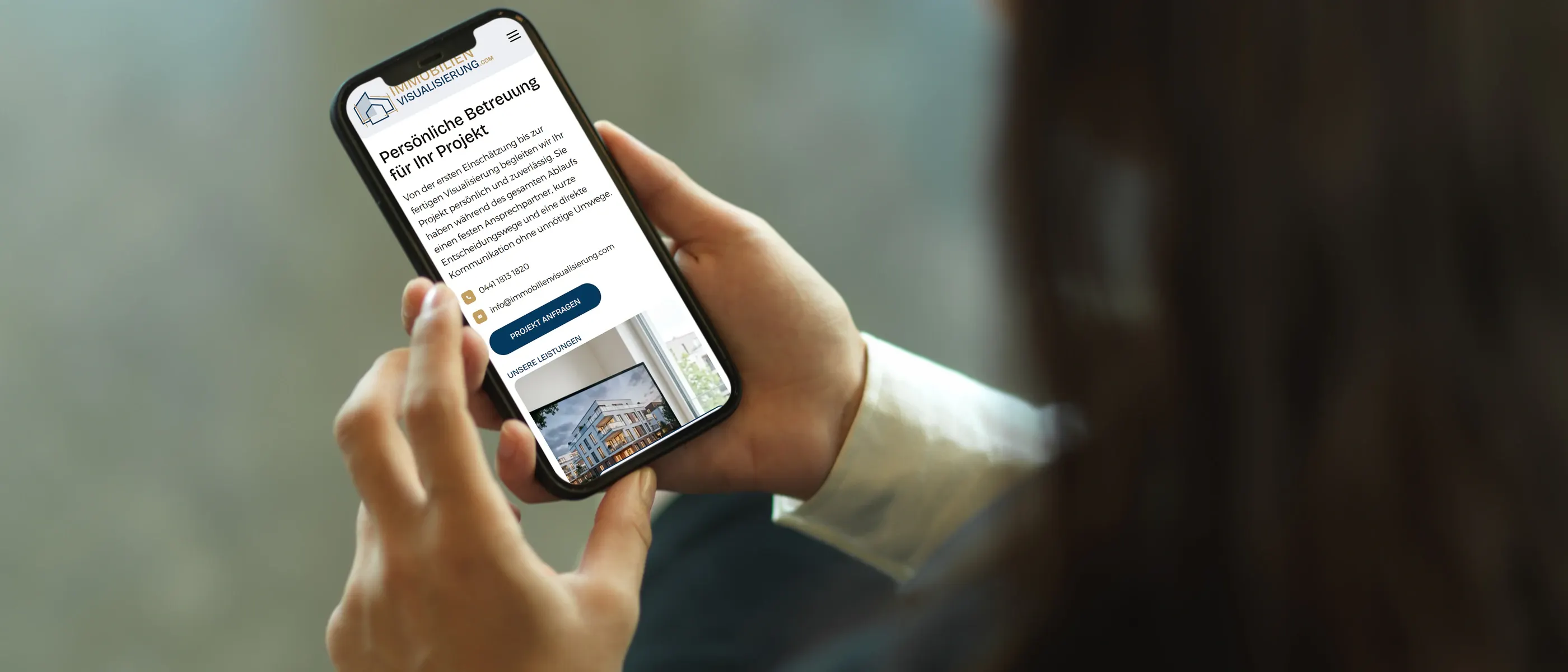 Smartphone mit der mobilen Startseite von Immobilienvisualisierung.com