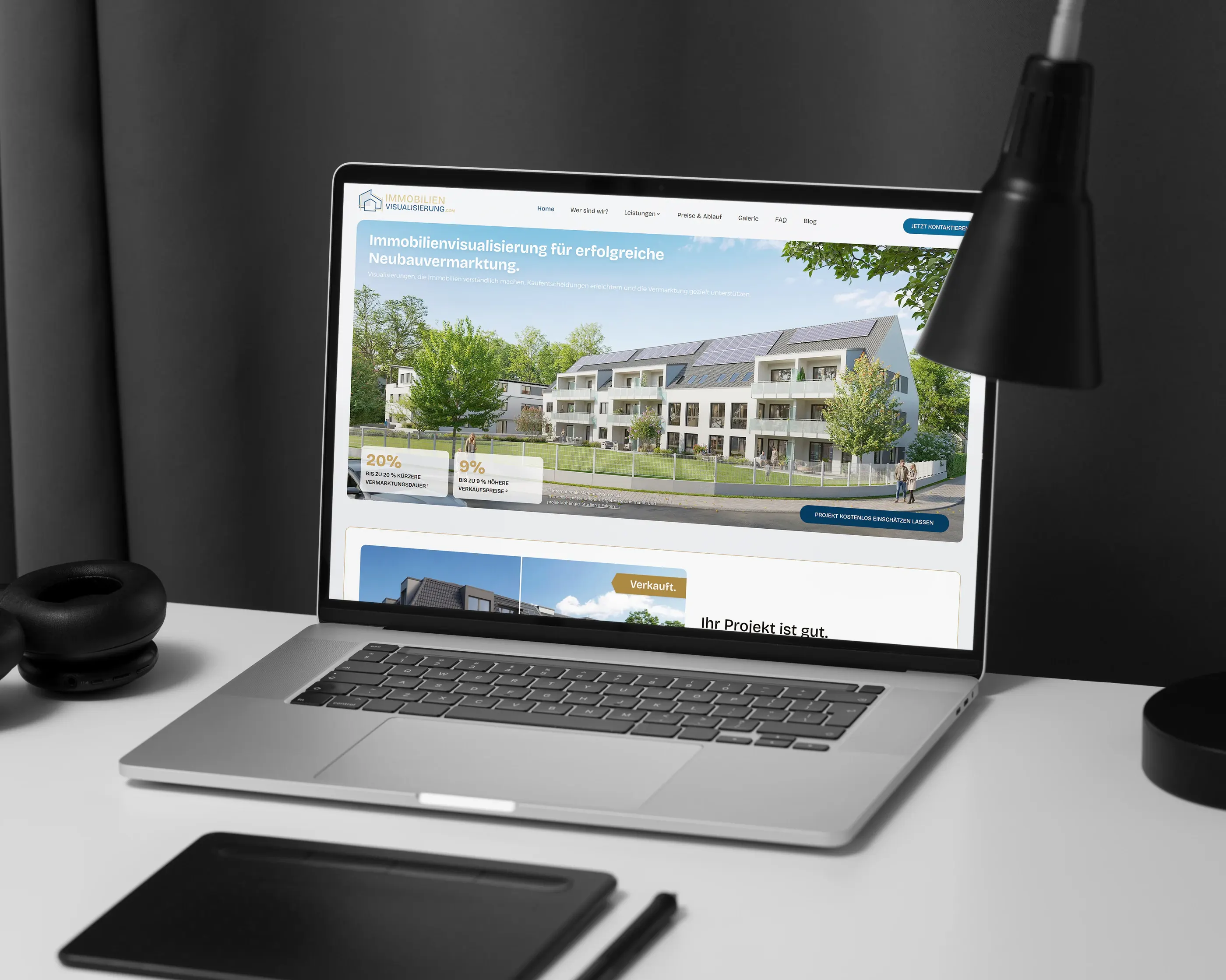 Laptop mit der Startseite: Visualisierung eines Neubaus und die Kennzahlen 20 % und 9 %