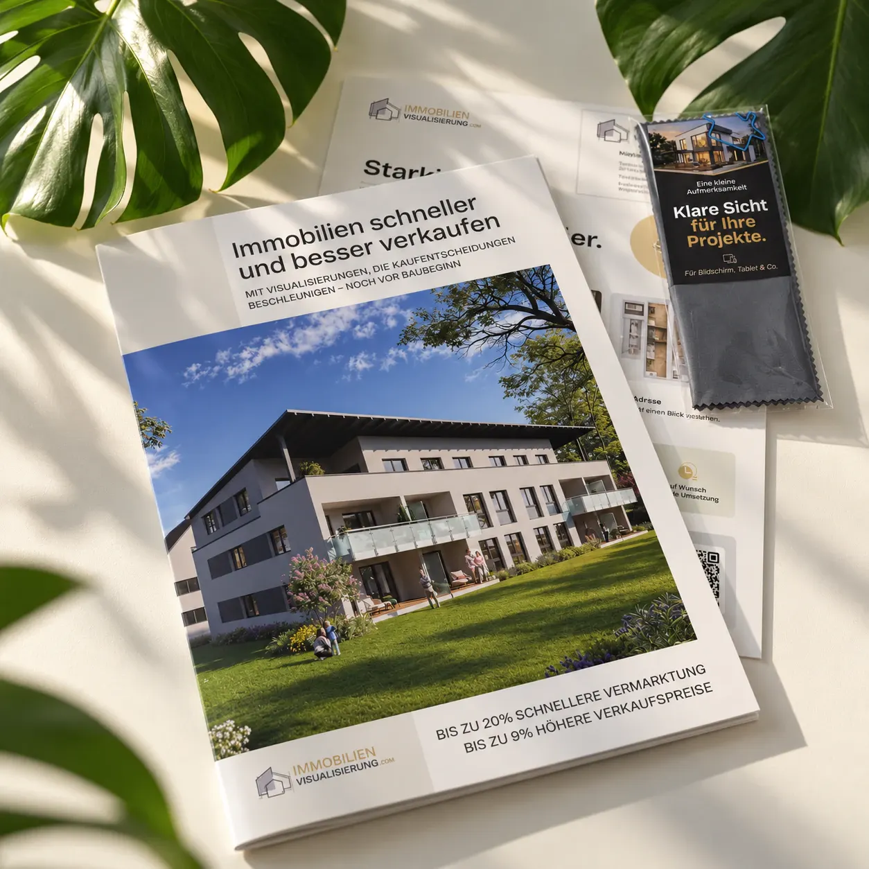 Broschüre „Immobilien schneller und besser verkaufen“, Anschreiben und ein Brillenputztuch als Werbemittel im Sonnenlicht