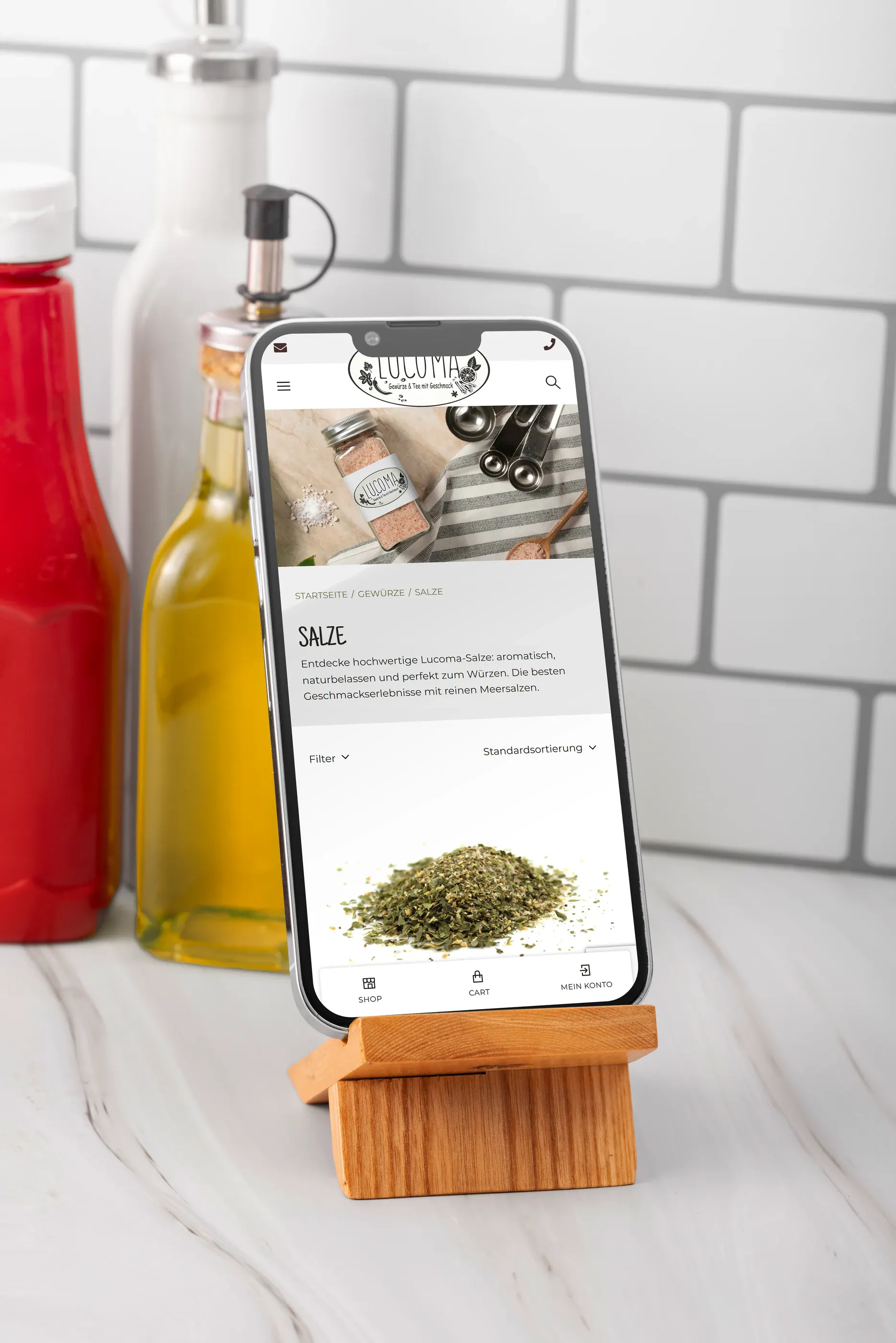 Smartphone mit der Kategorie Salze neben Öl und Ketchup