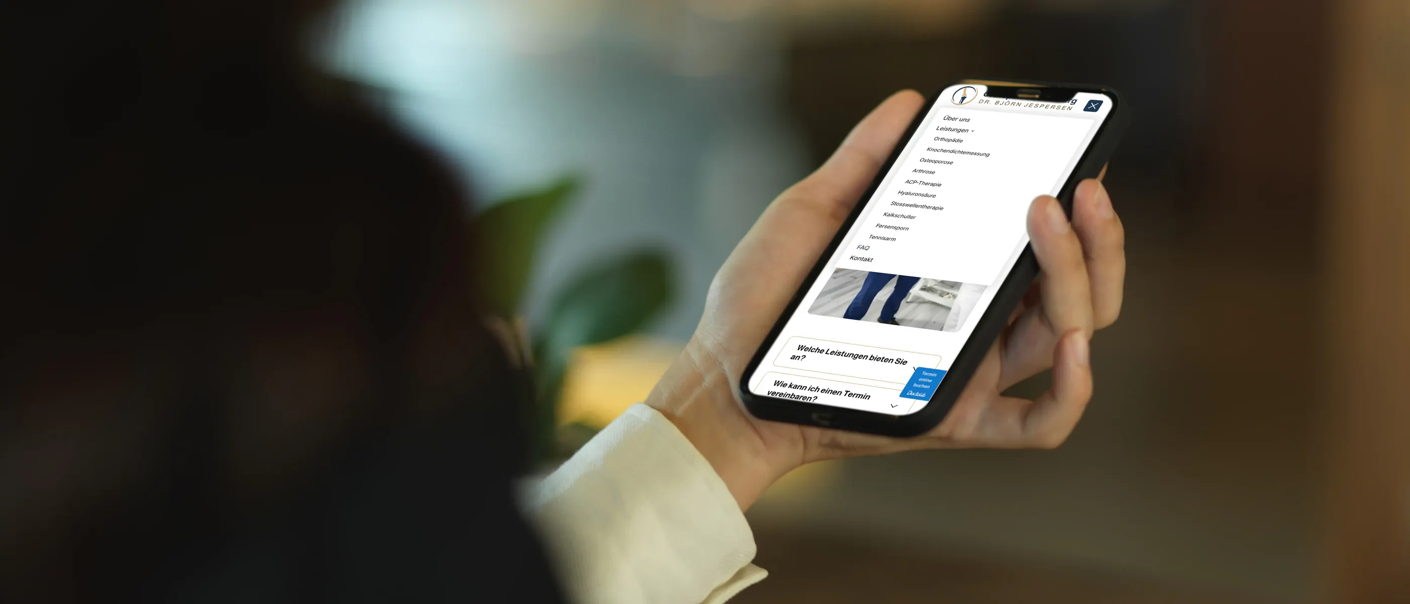 Smartphone mit dem Menü der Leistungen der Orthopädie Dr. Jespersen
