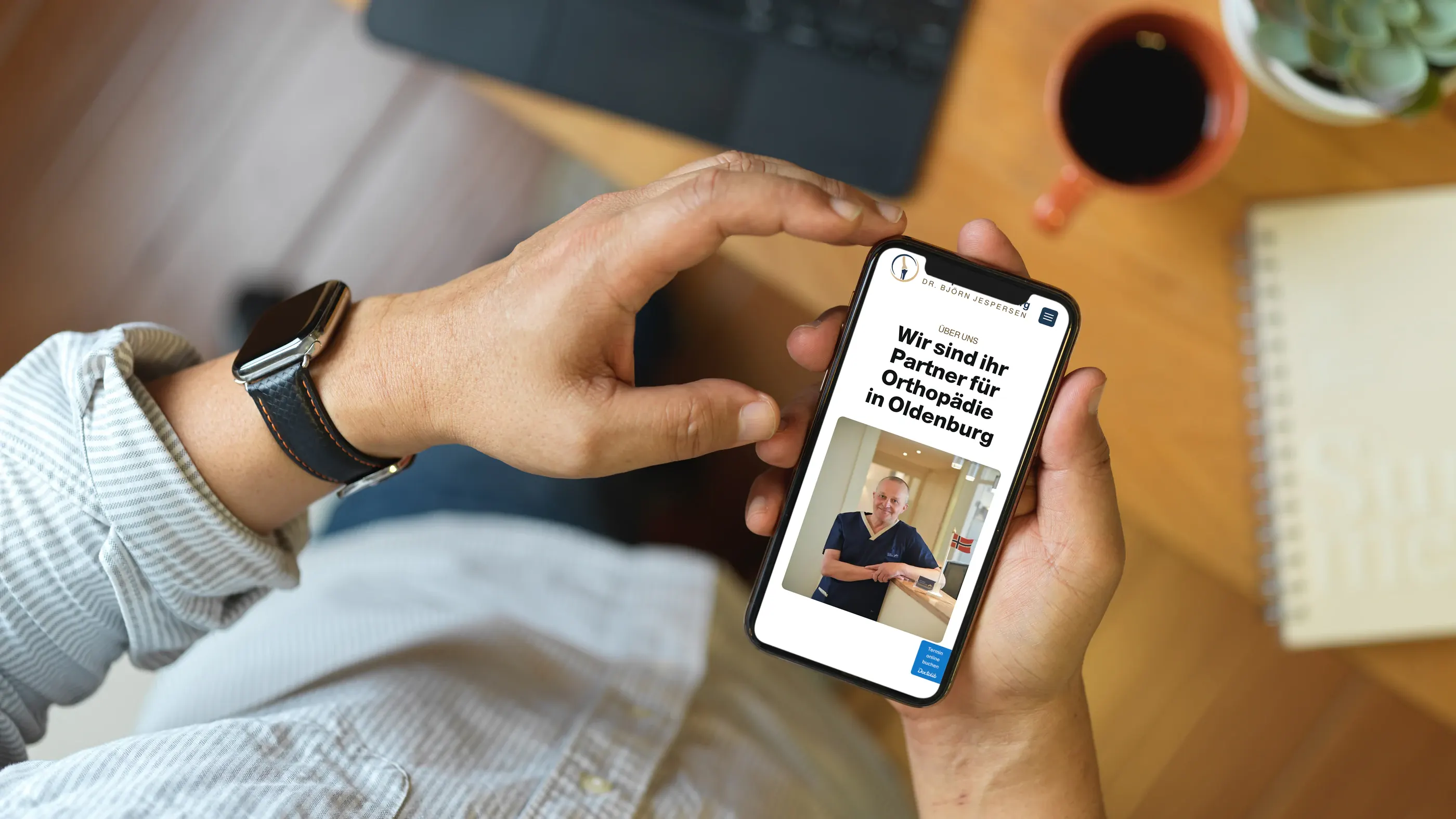Smartphone mit der Seite „Wir sind Ihr Partner für Orthopädie in Oldenburg“