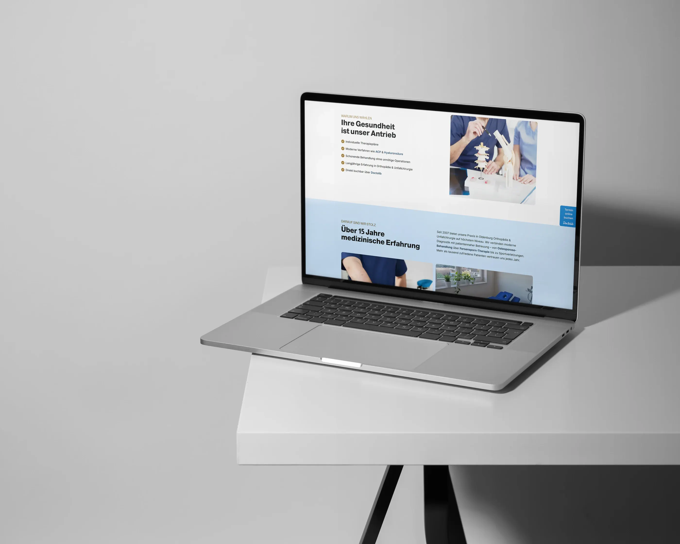 Laptop mit einer Seite über die Praxis und ihre Erfahrung