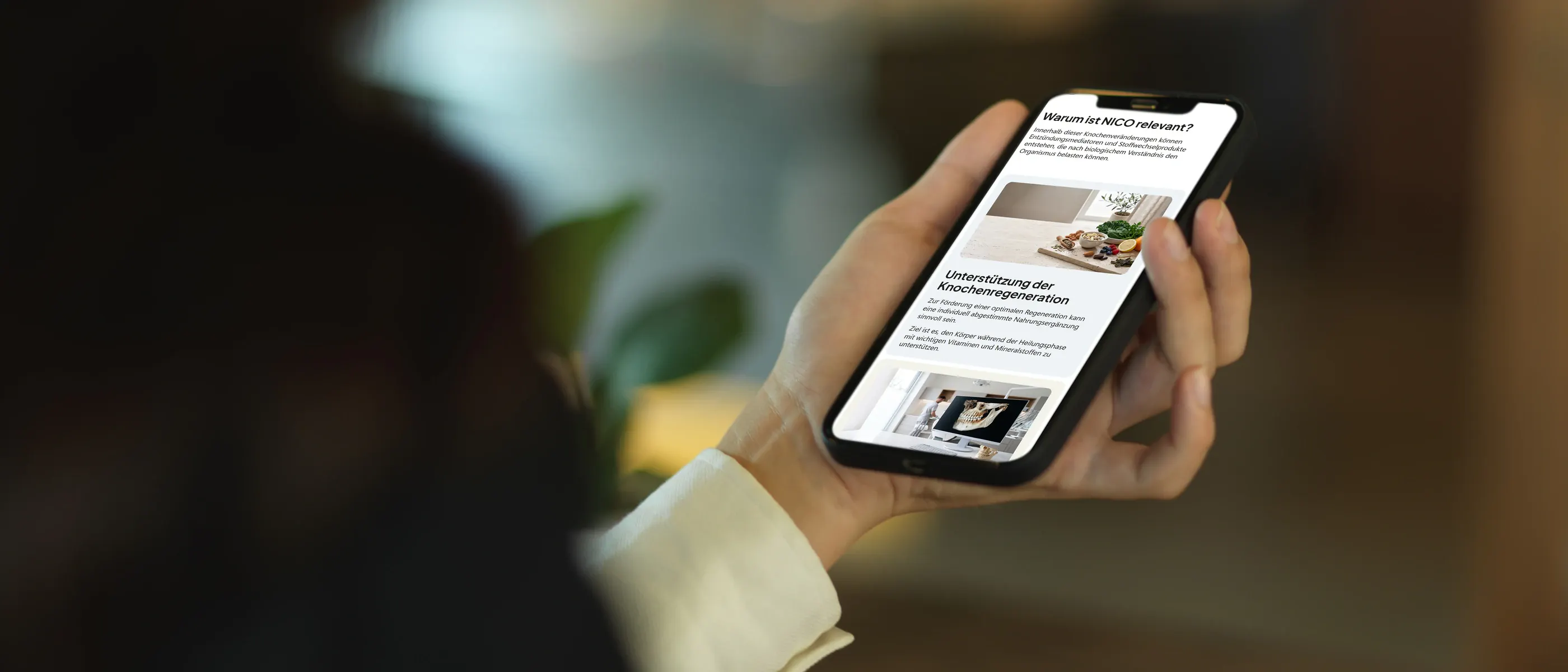 Smartphone mit der Behandlungsseite NICO der Zahnarztpraxis Dr. Broers & Broers